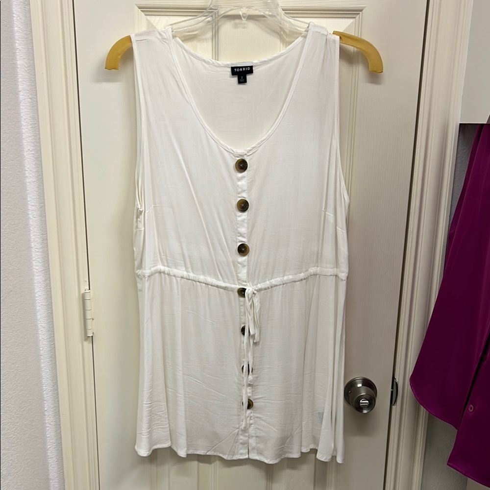 Torrid White Sleeveless Button-Down Blouse